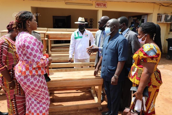 RHDP-San-Pedro / Dons du candidat ADO aux populations:  2500 tables-blancs et 20 tonnes de ciment aux populations