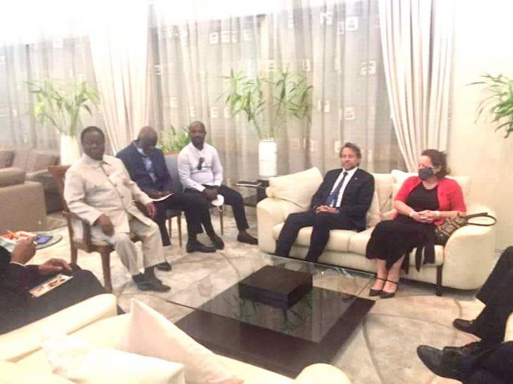 Des ambassadeurs échangent avec Bédié en sa résidence à Abidjan