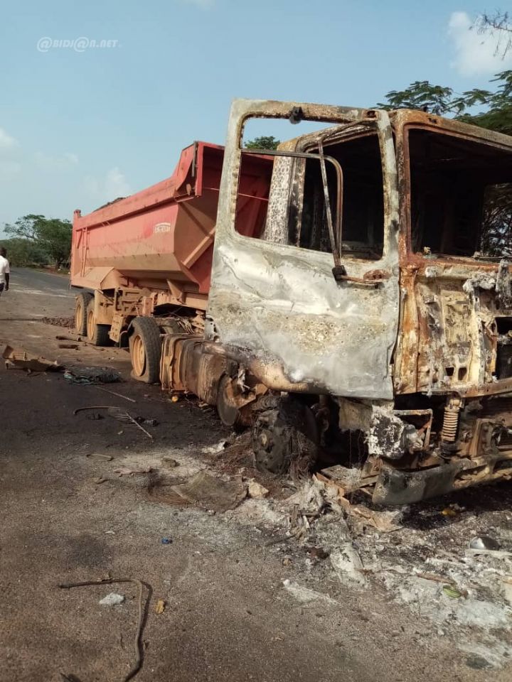 Korhogo/ Préjudice de la désobéissance civile: des camions bennes transportant du manganèse  brulés  à l’entrée de Yamoussoukro