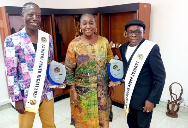 Distingués au Rwanda, Gohou Michel et Bomou Mamadou présentent leurs trophées au ministre ivoirien de la culture