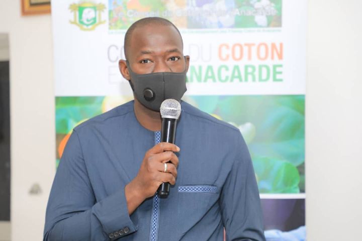 Le Conseil du coton et de l’anacarde remet des équipements agricoles à des groupements de femmes à Korhogo