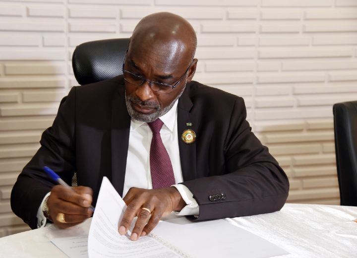 Lutte contre la pauvreté à Cocody: le maire Jean-Marc Yacé signe une convention avec 2 structures financières pour accompagner les femmes et les jeunes