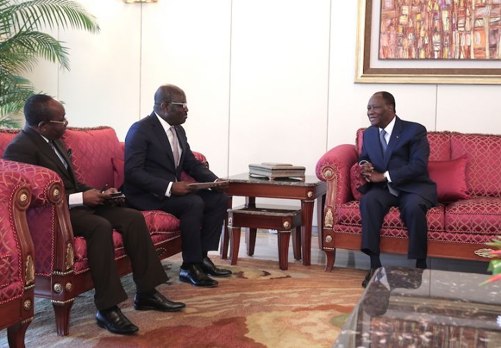 Ali Bongo Ondimba échange avec un émissaire du Président
