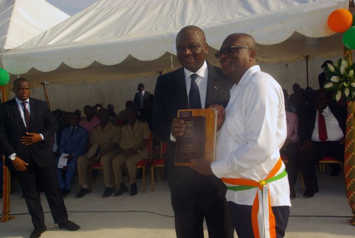 Fête à Ezaley, meilleur élu local 2016/ Le ministre Hamed Bakayoko, à Bassam, hier : « Bravo, Ezaley, soyez fier de ce prix qui a été remis par le chef de l’Etat devant toute la nation »