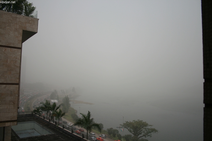 Harmattan: Un vent violent arrache plusieurs antennes paraboliques et panneaux publicitaires