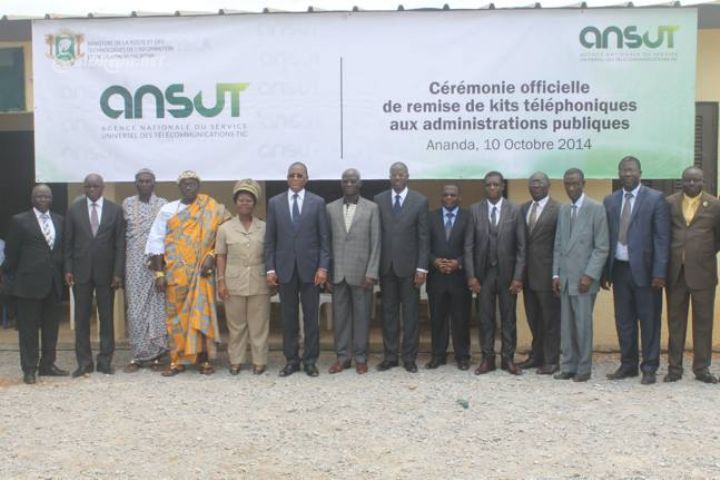 Lancement de la remise des kits téléphoniques à l’ administration publique - L’ Ansut équipe Ananda.