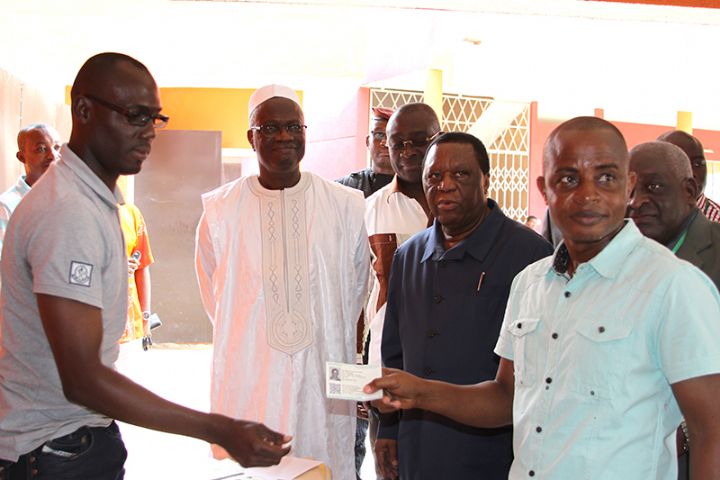 Distribution des cartes d’électeur: la CEI reconnaît un grand retard