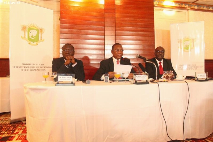 Le ministre des PTIC face à la presse