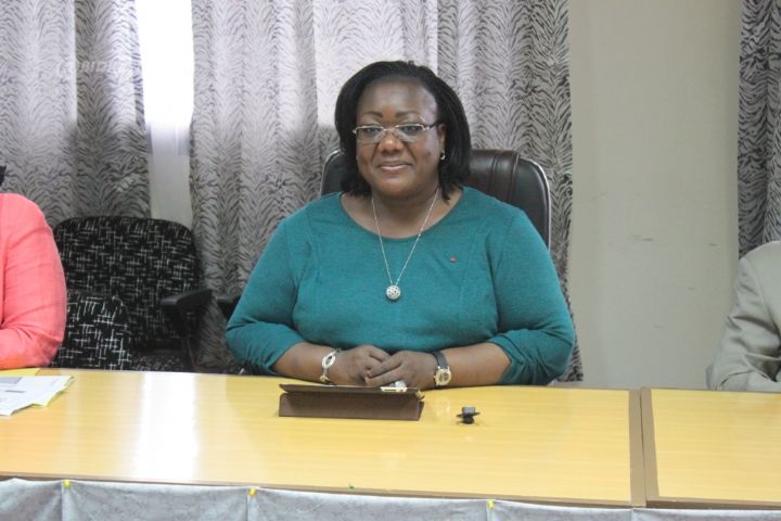 La ministre Anne Ouloto apporte le reconfort du gouvernement ivoirien à des victimes d’éboulement de Mossikro (Abidjan)