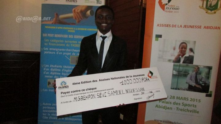 Prix PASRES 2015 du jeune inventeur:  Mgbékpon Sévi  Samuel le meilleur avec son protège tasse latex