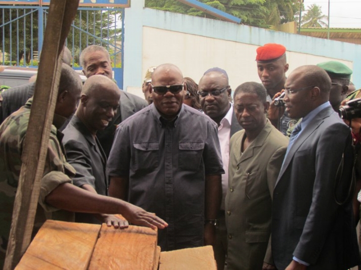 Sensibilisation contre la vente de produits forestiers illégaux : Le Ministre des Eaux et Forêts  chez les revendeurs de bois  à Koumassi.