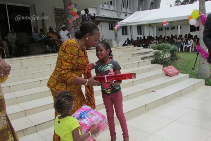 Arbre de Noël : Henriette Diabaté gâte les enfants du personnel de la grande chancellerie