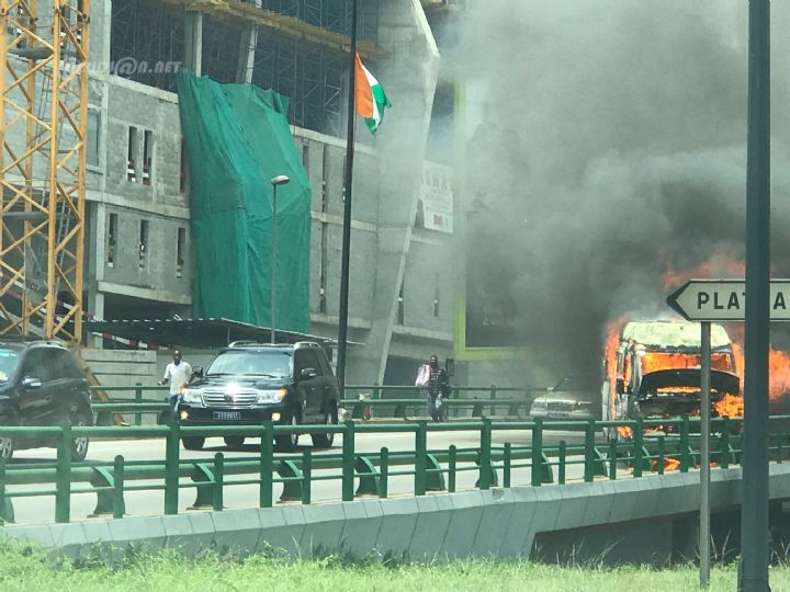 Un camion de marchandises prend feu sur le pont FHB au Plateau