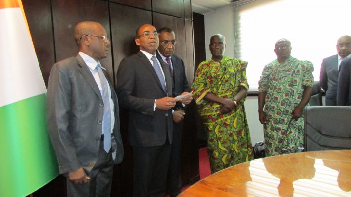 Aménagement foncier : signature d’un accord tripartite entre le ministère de la Construction, la communauté villageoise d’Abouabou et des opérateurs immobiliers