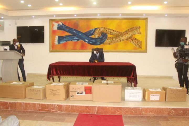 Lutte contre le Covid 19 : le mlaire Amichia offre 40.000 cache-nez aux commerçants et transporteurs de Treichville