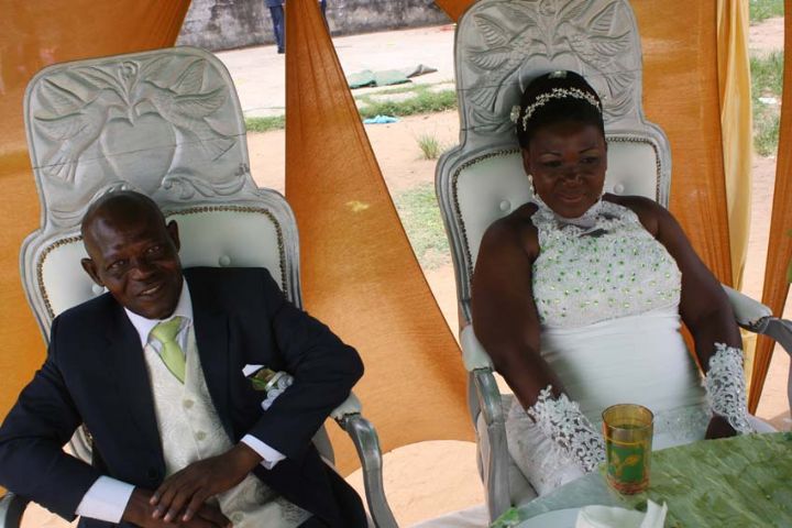 Coin du bonheur / N’goran François et Clémentine se sont dit oui pour la vie: le Nouveau Réveil honore un de ses collaborateurs marié