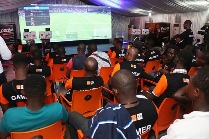 E-sport et jeux vidéo : les fans de football et jeux de combats s’affrontent à Abidjan