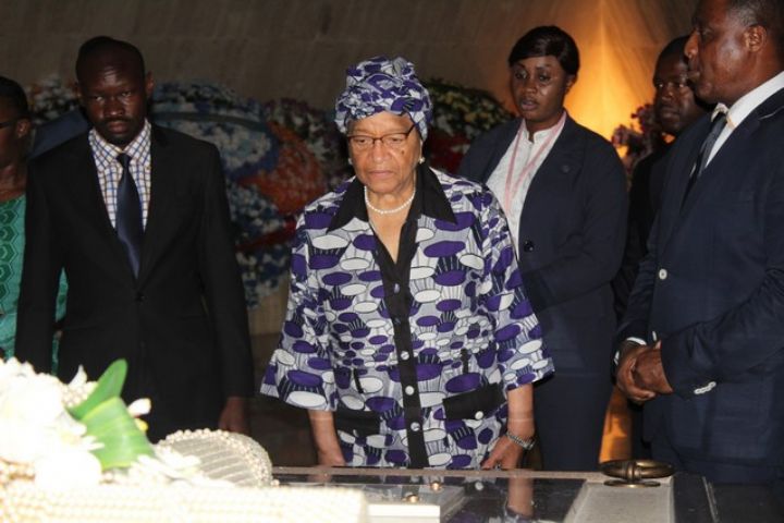L’ex-présidente du Liberia Ellen Johson Sirleaf sur la tombe d’Houphouët-Boigny à Yamoussoukro