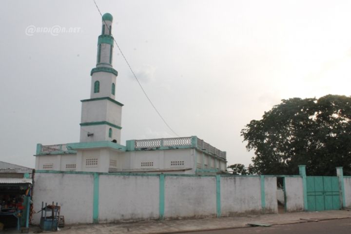 La mosquée attaquée : caisse d’argent, mégaphone et vêtements emportés