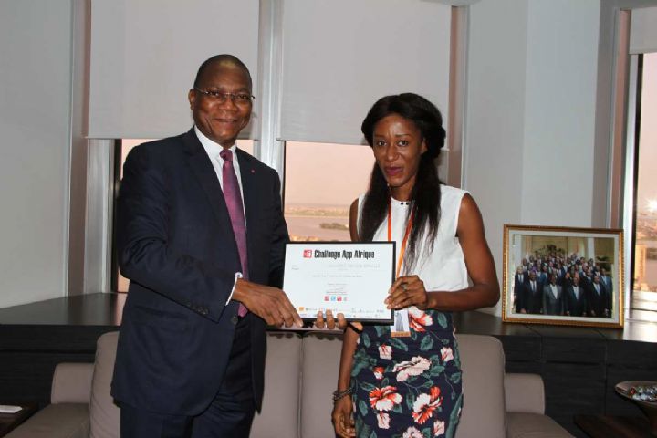 Lauréate du prix RFI Challenge APP Afrique - Raïssa Banhoro reçue par le  ministre Bruno N. Koné.