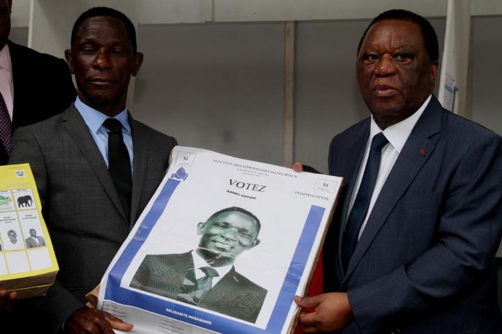 Elections régionales et municipales du 13 octobre 2018: La CEI remet des affiches et des spécimens de bulletins de vote aux candidats