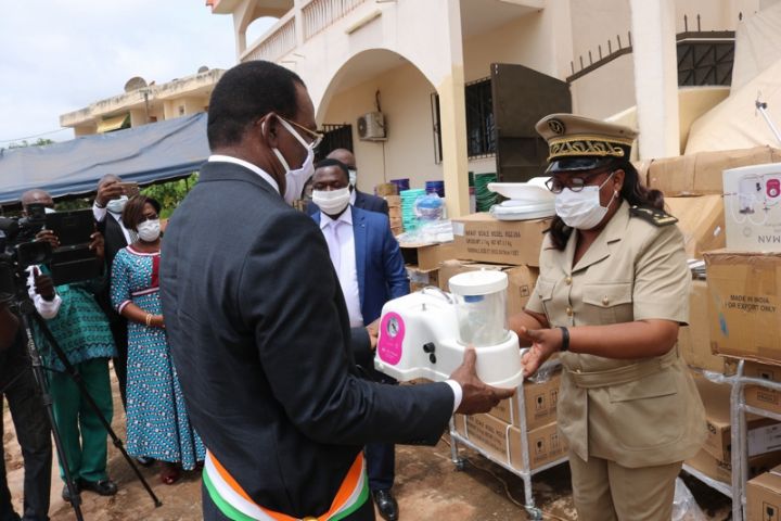 Conseil régional du Moronou: Affi N’Guessan offre du matériel biomédical aux structures sanitaires