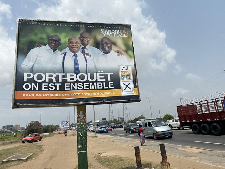 Législatives: Affiches de campagnes des candidats dans la commune de Port Bouet