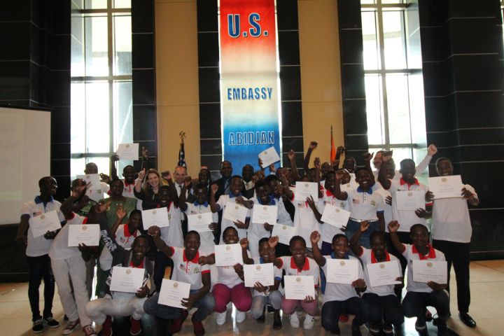 Soutien de l’Ambassade des Etats-Unis à l’éducation en Côte d’Ivoire  ​: ​fin de la 5eme Phase du programme English Access Microscholarship