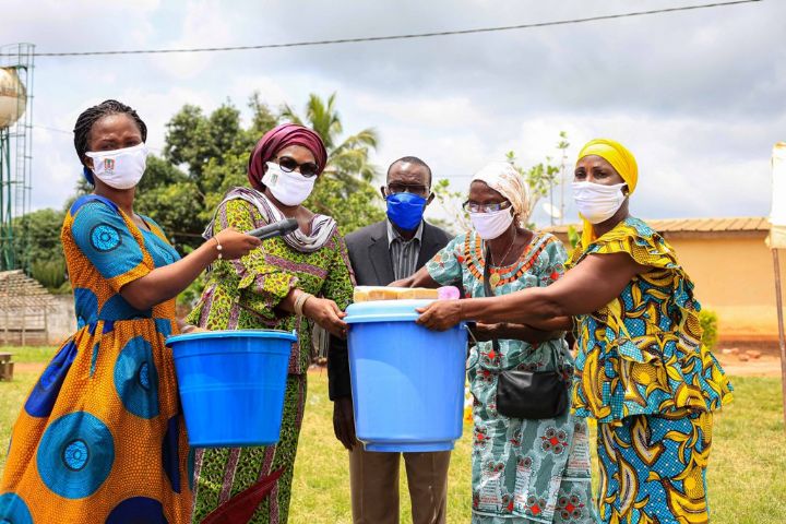 Coronavirus : le ministère de la Femme remet des kits de protection à 17 villages du canton Gbaloan sud (Daloa)