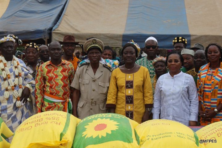Dégâts liés aux pluies diluviennes :La Ministre Mariatou Koné apporte la compassion et le réconfort du Gouvernement aux familles sinistrées de Babokon(Guitry)