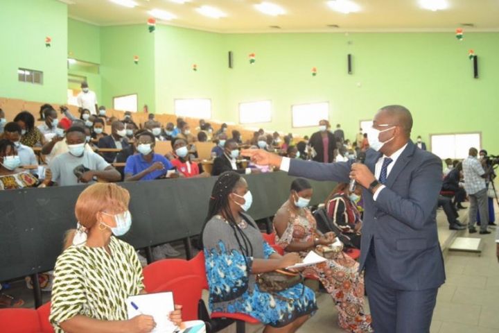 Des formateurs sur la sensibilisation de proximité sur la covid-19 en formation