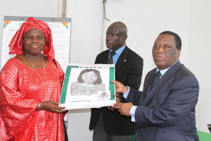 Remise des affiches et  spécimens des bulletins de vote aux candidats : La CEI appelle à une campagne apaisée