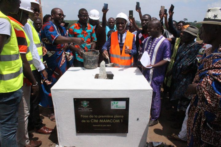 Pose de la première pierre de la cité MAMCOM 1 de Bingerville Sébia Yao