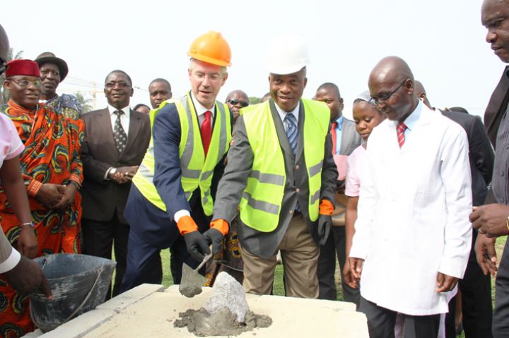 Complexe sanitaire Henriette Bédié de Blockhaus : Sofitel Hôtel Ivoire offre un préau