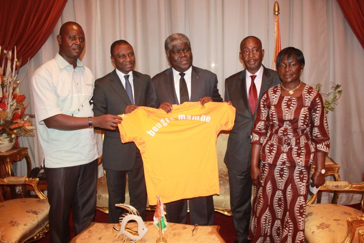 Mondial 2014/ Mambé, supporter N°1 d’Abidjan, reçoit son maillot de soutien aux éléphants