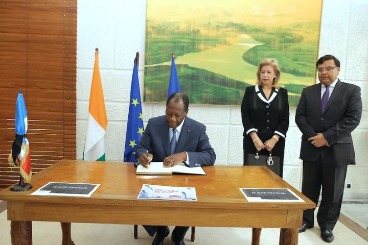 Attentat contre Charlie Hebdo : le président ivoirien a signé le livre de condoléances