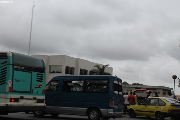 Les conducteurs de mini cars de transport en commun en grève à Abidjan