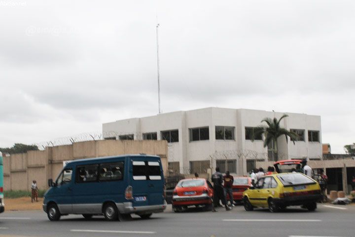 Perturbations du trafic routier à Cocody : Les chauffeurs protestent contre le retour des taxes syndicales