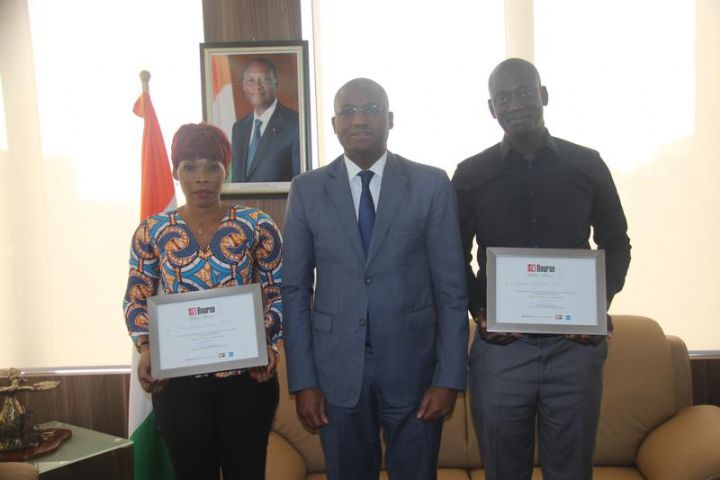 Marina Djava et Aman Baptiste Ado, les lauréats de la bourse Ghislaine Dupont et Claude Verlon reçus par le ministre Sidi Touré