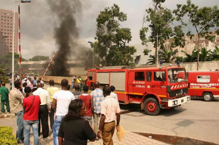 Cité administrative / incendie à la tour D : Plusieurs véhicules calcinés