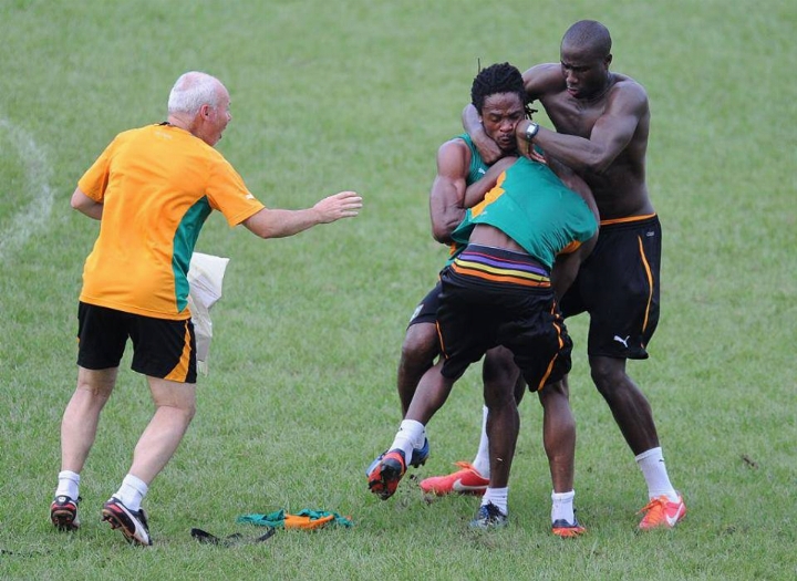 Entraînement des Eléphants hier au Félicia (Football) : Gosso Gosso et Abdul Razack se bagarrent