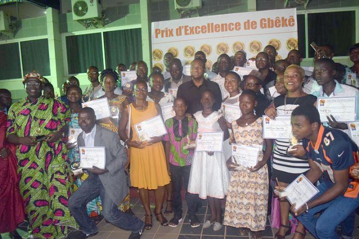 Prix d’excellence dans le Gbêkê: Le ministre Sidi Touré récompense les lauréats.