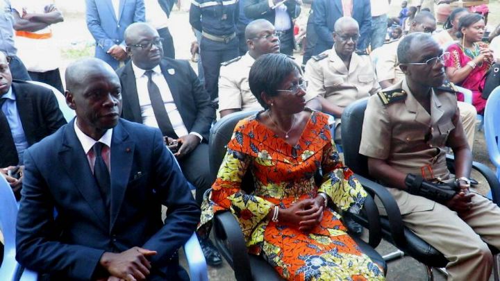 Inondations à Bouaflé : la ministre de la famille, de la femme et de l’enfant aux côtés des sinistrés