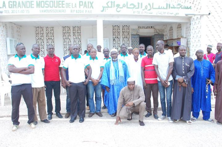 Législatives et référendum: La ’’jeune génération active’’  prie dans le caveau de Feu Félix Houphouët-Boigny pour des élections apaisées
