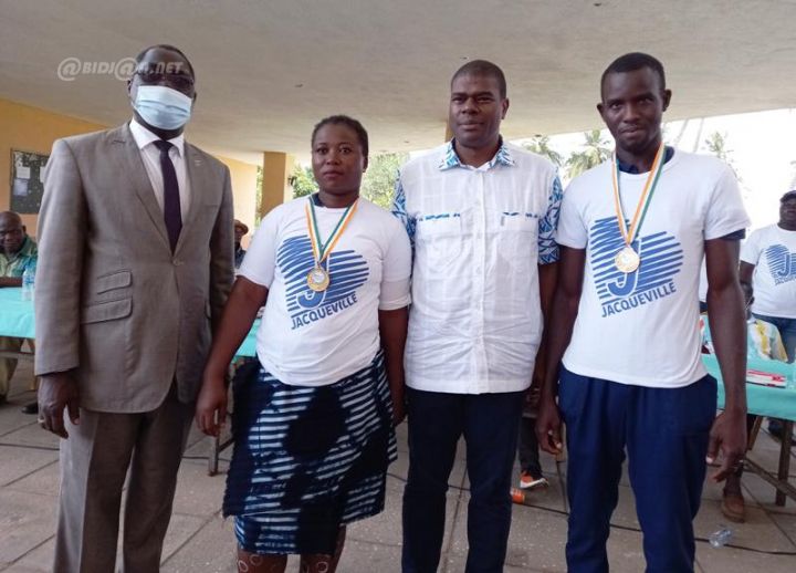 Les deux meilleurs élèves du cycle BT du lycée professionnel de Jacqueville primés