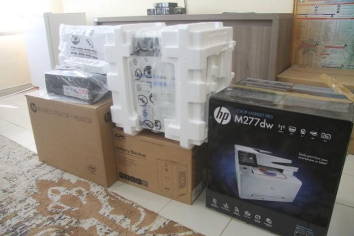 Côte d’Ivoire / Du matériel informatique aux responsables du lycée municipal de Tanda