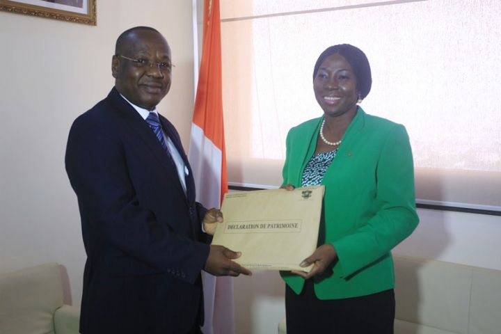 Kandia Camara, Ministre de l’Education Nationale et de l’Enseignement Technique a reçu son formulaire de déclaration de patrimoine