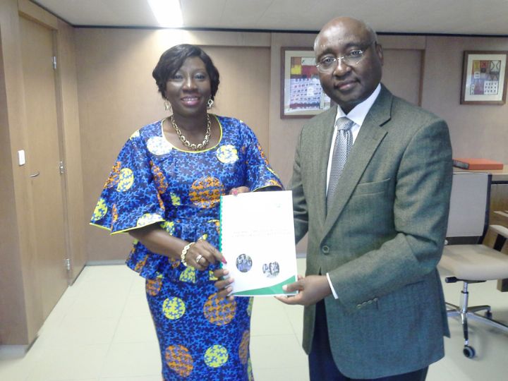 Ecole obligatoire pour tous à l`horizon 2015: Kandia Camara remet le document de stratégie du chef de l’Etat au Président de la BAD Donald Kaberuka