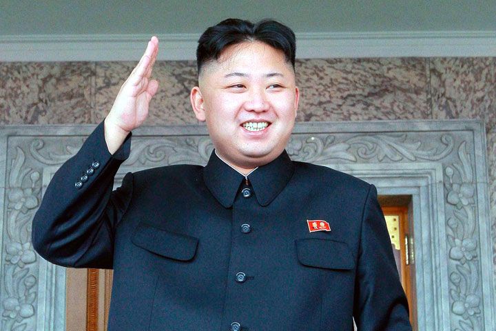 Corée du Nord: après plus d’un mois d’absence, Kim Jong-un réapparaît en public, canne en main