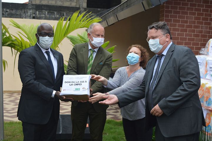 Covid-19: des kits sanitaires de l’Allemagne à la Commission nationale des frontières de Côte d’Ivoire